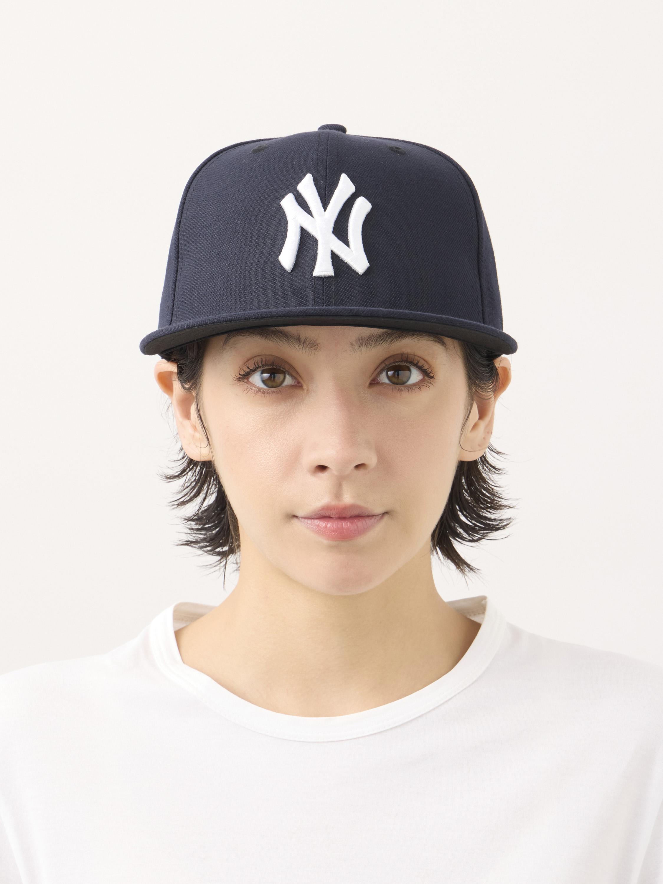 59FIFTYを着用した女性のイメージ